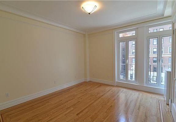 3rd image of 305 W 72nd St APT 3A