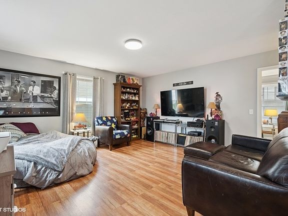 2nd image of 330 Farmington Ln #300
