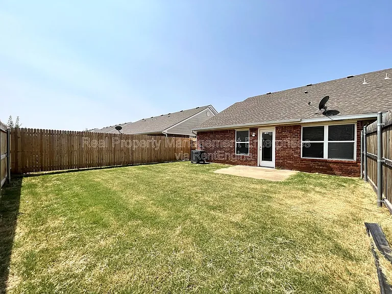 1915 Leeds Ln — Photo 14