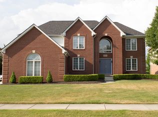 19295 Lamplighter Trl, Macomb, MI 48044