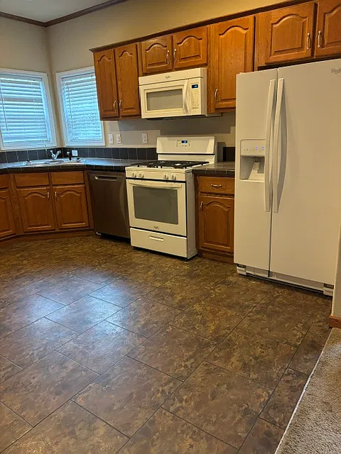 3 bed, 1103 sqft, $2,400 — Photo 3