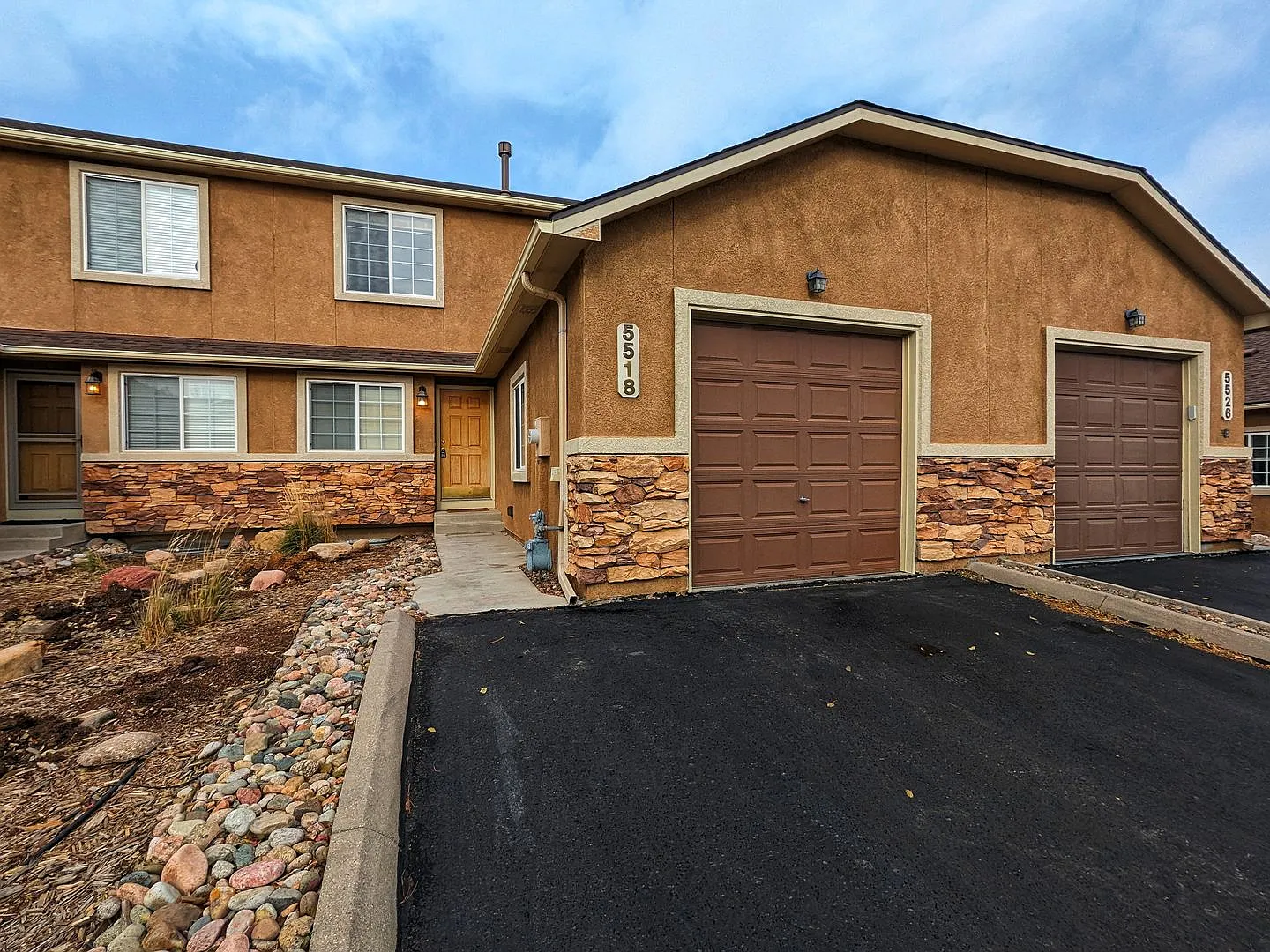 Large Townhome — Photo 1