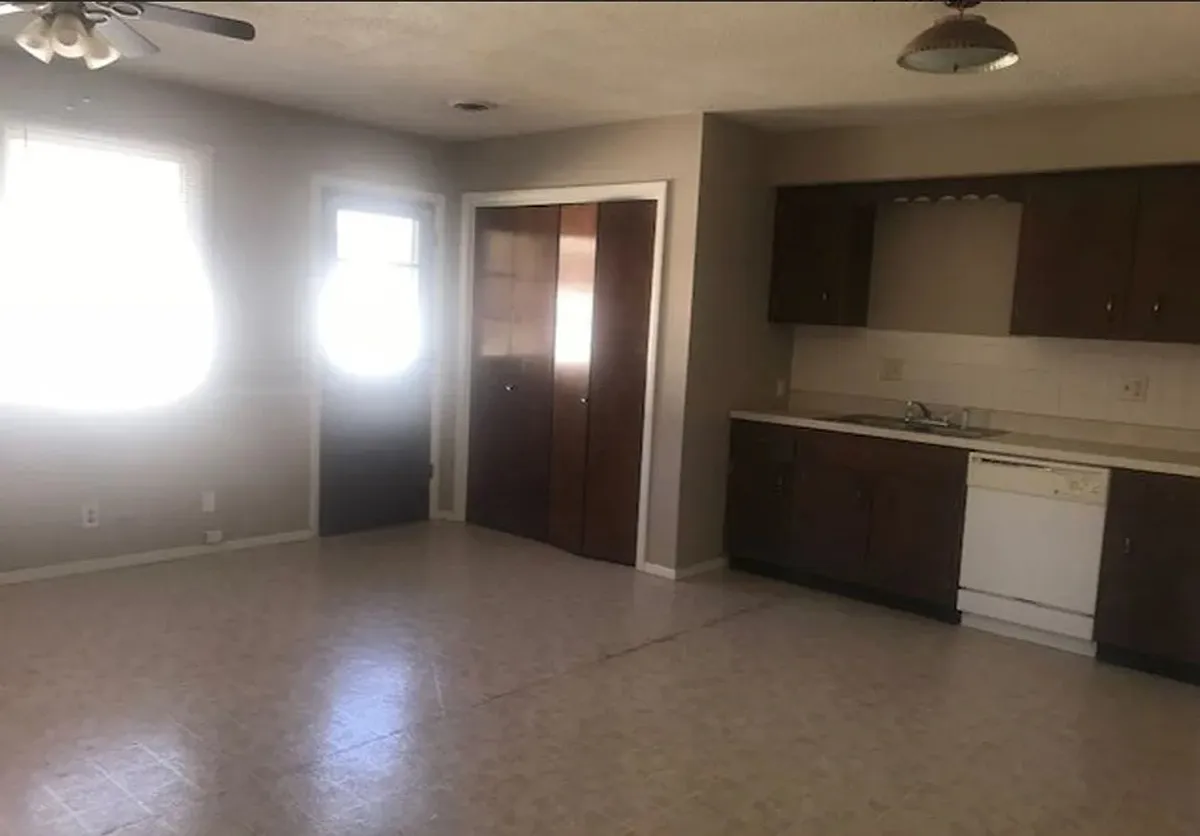 Building Photo - 3000-3014 W Cypress Dr