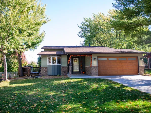 1141 Hillcrest Dr, Woodbury, MN 55125