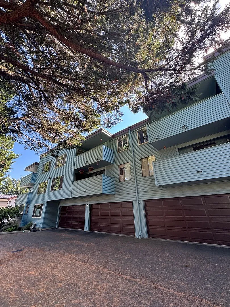 2 Bedroom 1 Bath Burien Condo 995sf, Fireplace, Balcony, One Car Garage with Storage — Photo 1