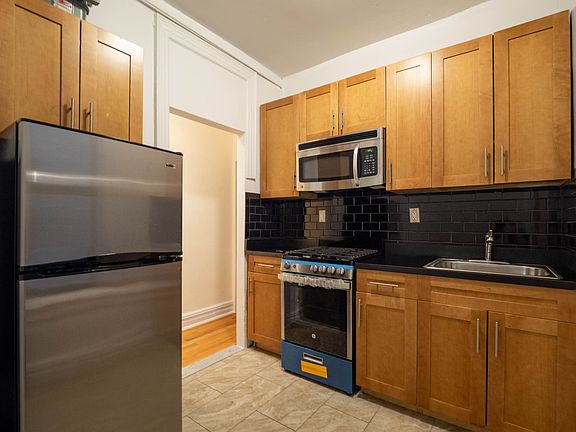 3rd image of 115 Washington Pl APT 8