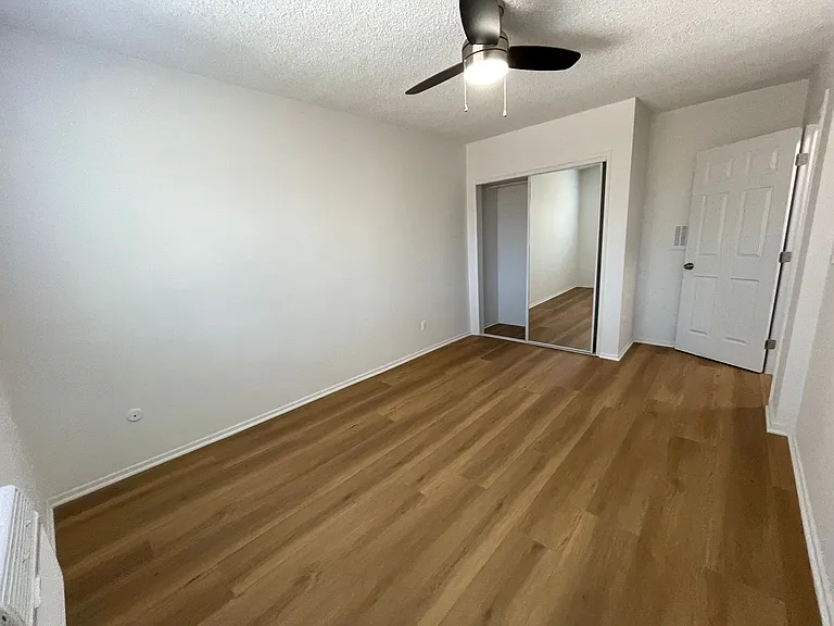 15925 Victory Blvd — Photo 20