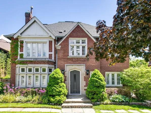 137 Highbourne Rd, Toronto, ON M5P 2J8