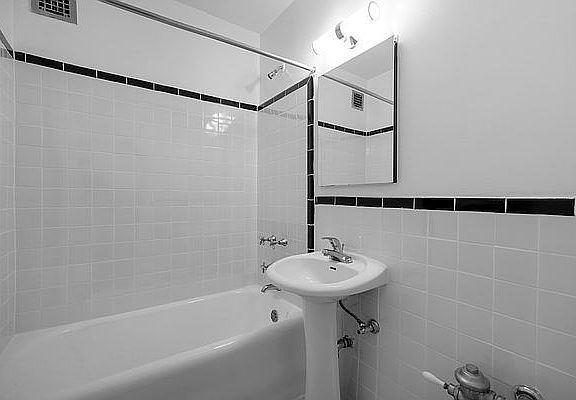 4th image of 307 E 44th St APT 612