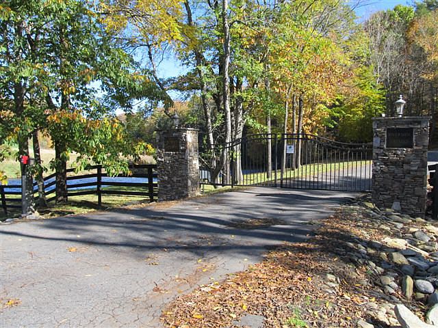 1st image of 137 Saddle Brook Dr