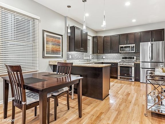 4th image of 3739 N Kenmore Ave #1