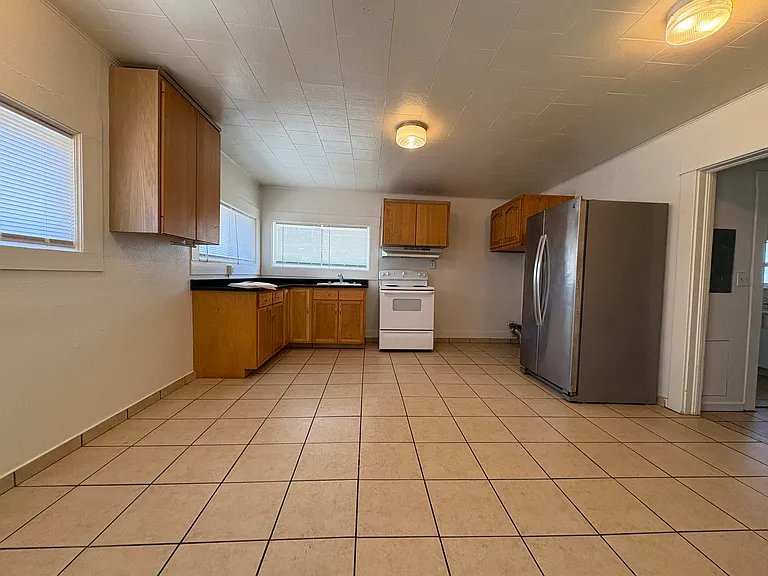 1009 Oregon St — Photo 4