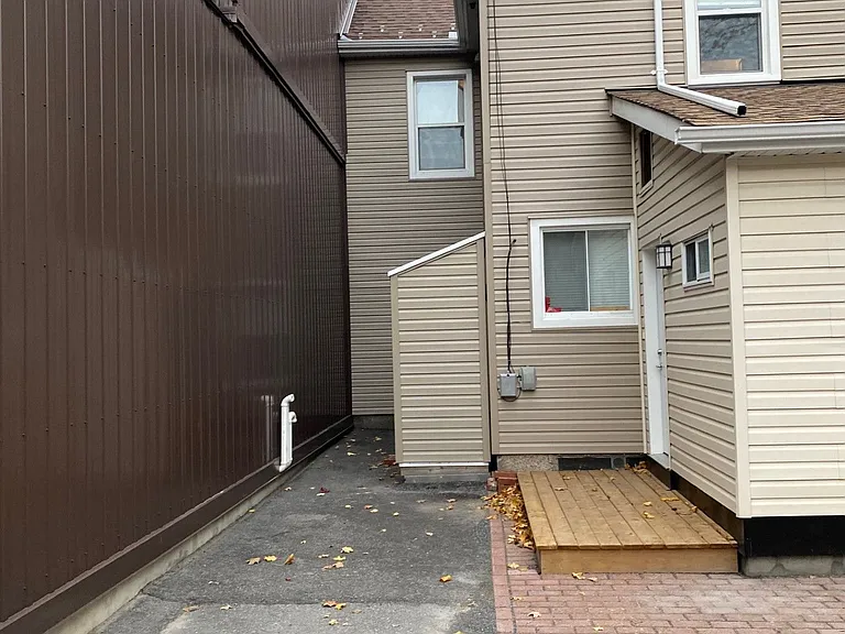 260 Bronson Ave N — Photo 4