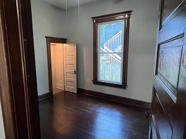 1352 N Summit Ave — Photo 6