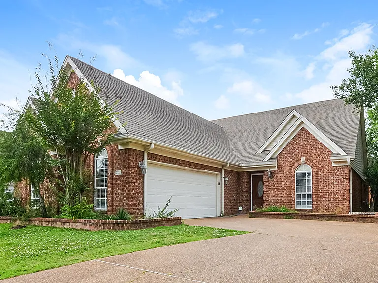 2722 Nelle Ln — Photo 3
