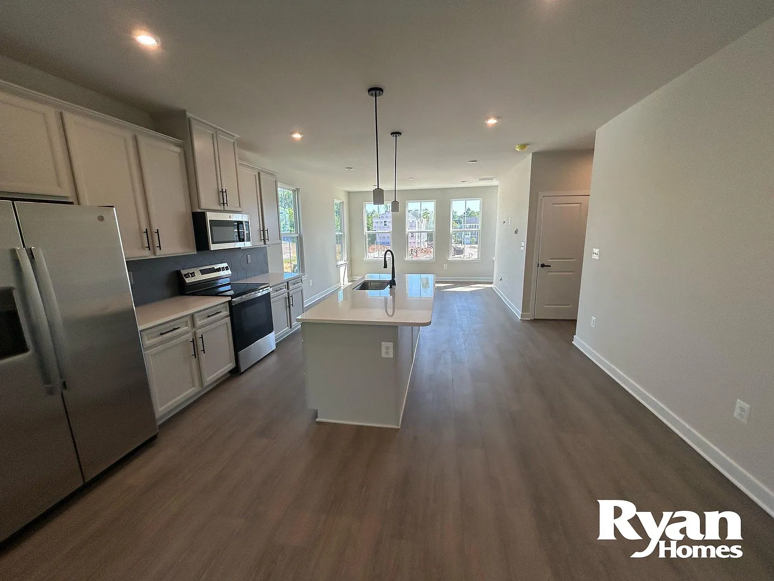 3 bed, 2.5 bath, 1900 sqft, $2,800 — Photo 2