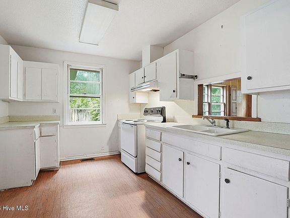 5th image of 224 Banks Avenue