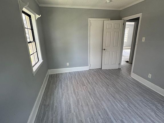 5th image of 307 W Walnut St