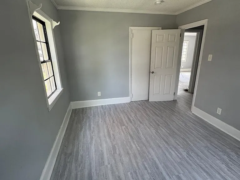 307 W Walnut St — Photo 5