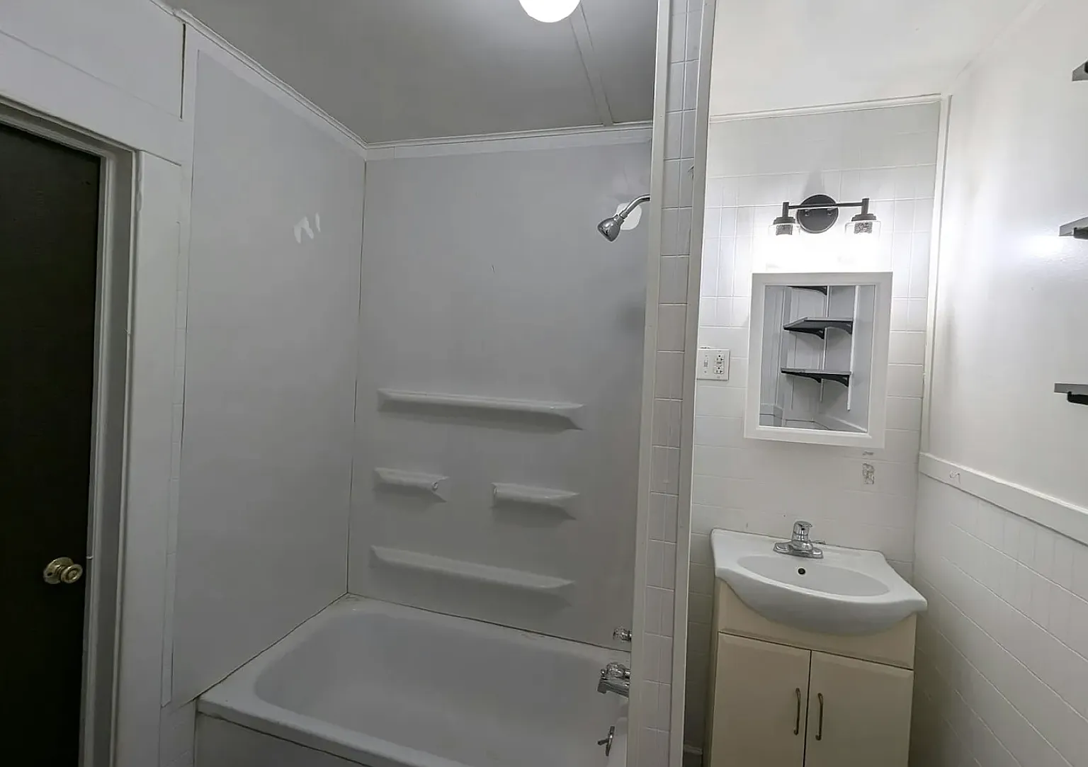 Affordable 1BR/1BA Apartment Pet Friendly with Shared Yard — Photo 2