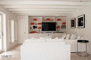 5th image of 1464 Laurie Ln