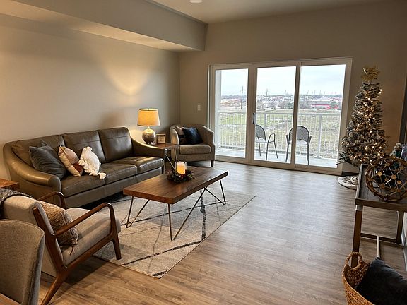4th image of 400 S Heritage Way #303