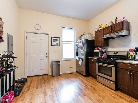 3rd image of 1067 W Cornelia Ave #1F