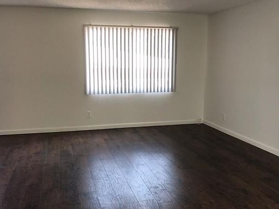 4th image of 15840 Sherman Way #15