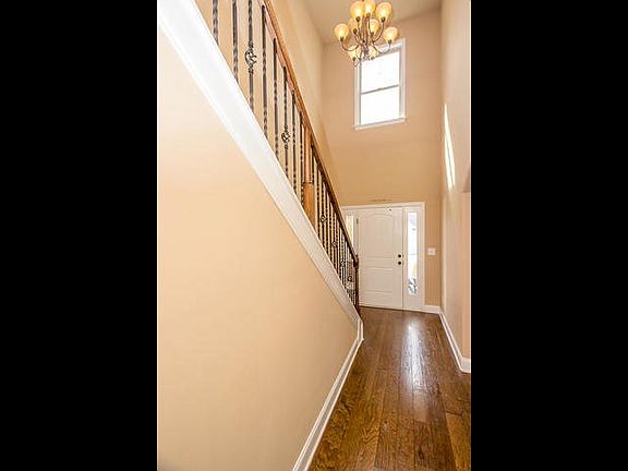 5th image of 823 Herrington Dr