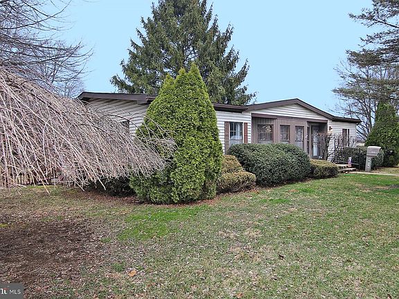 3rd image of 2015 E Pennsylvania Ave