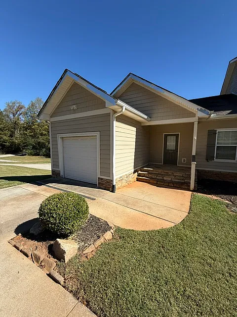 3 bed, $1,750 — Photo 1