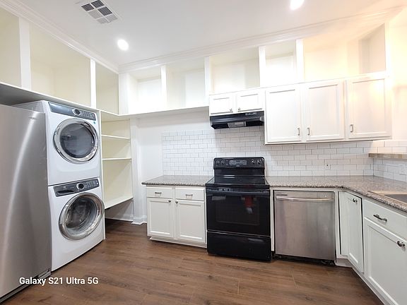 4th image of 13 Banks St #2511
