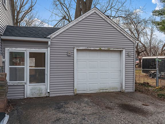 3rd image of 623 Wayne Dr