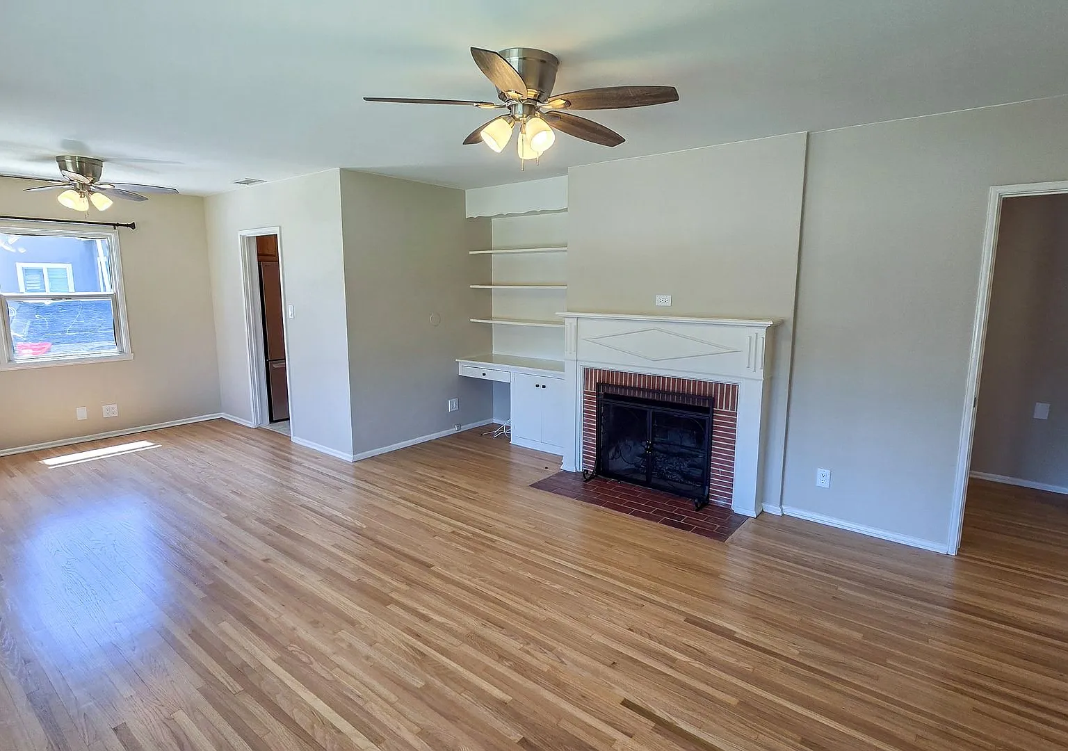 Beautiful 3 Bed 1.5 Bath House with Remodeled Bathroom and Detached Bonus Room/Office Available Now! — Photo 3