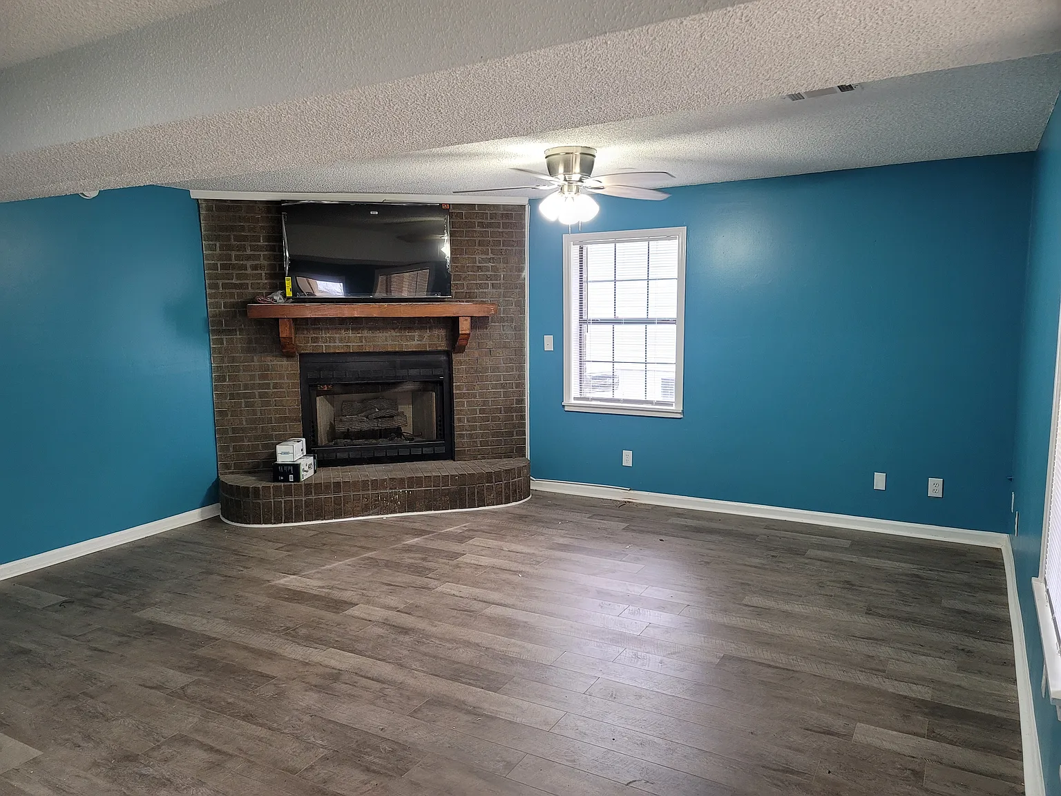 2 bed, 2120 sqft, $995 — Photo 2