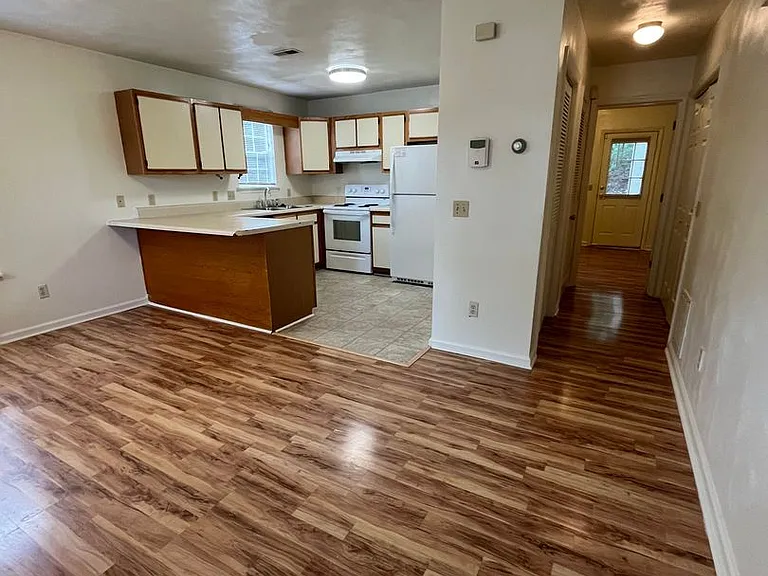 888 Patrick Henry Dr — Photo 6
