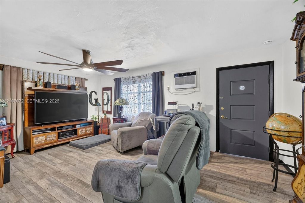 2864 NE 12th Ter, photo 8