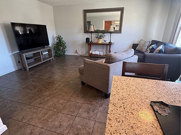 5th image of 811 Redlen Ave