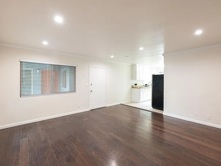 1222 W 39th St #16 — Photo 7