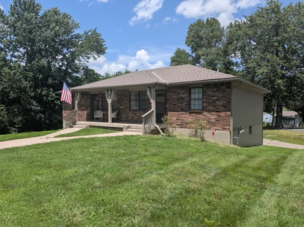 2 SE 9th St APT B, Lees Summit, MO 64063