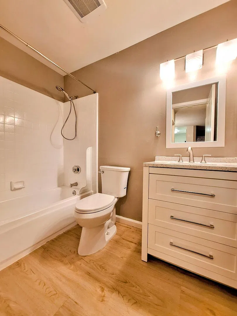 Beautifully Remodeled 1bd Condo With Pool & Caport — Photo 4