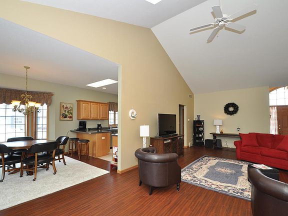 5th image of W203N16395 White Oak Cir