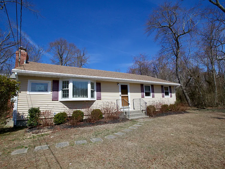 1 Linda Rd — Photo 1