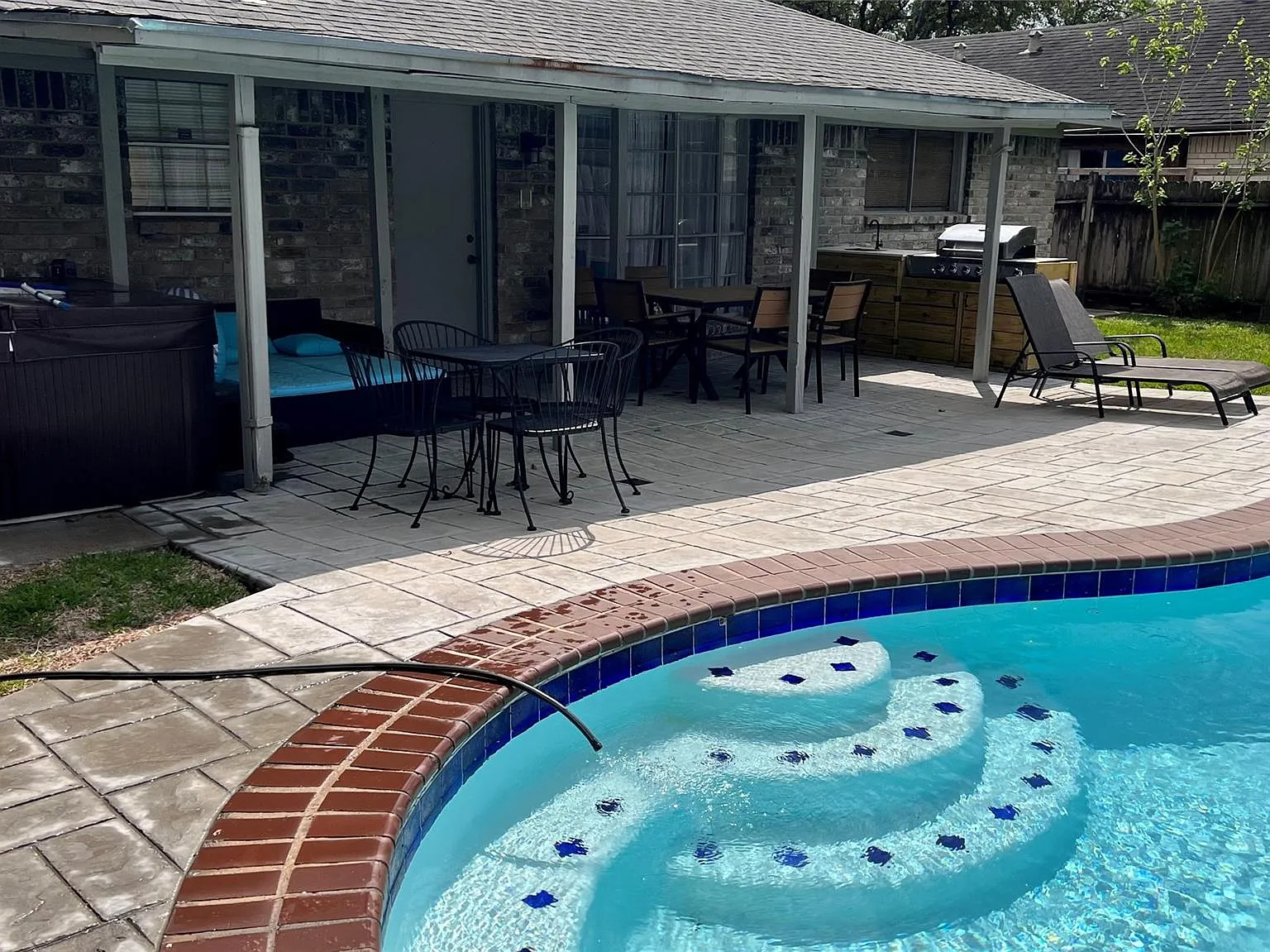 4 bed, 2.0 bath, 2066 sqft, $6,000 — Photo 1