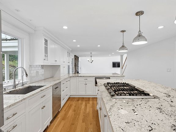 4th image of 189 Union St
