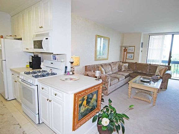 5th image of 27110 Grand Central Pkwy APT 10Y