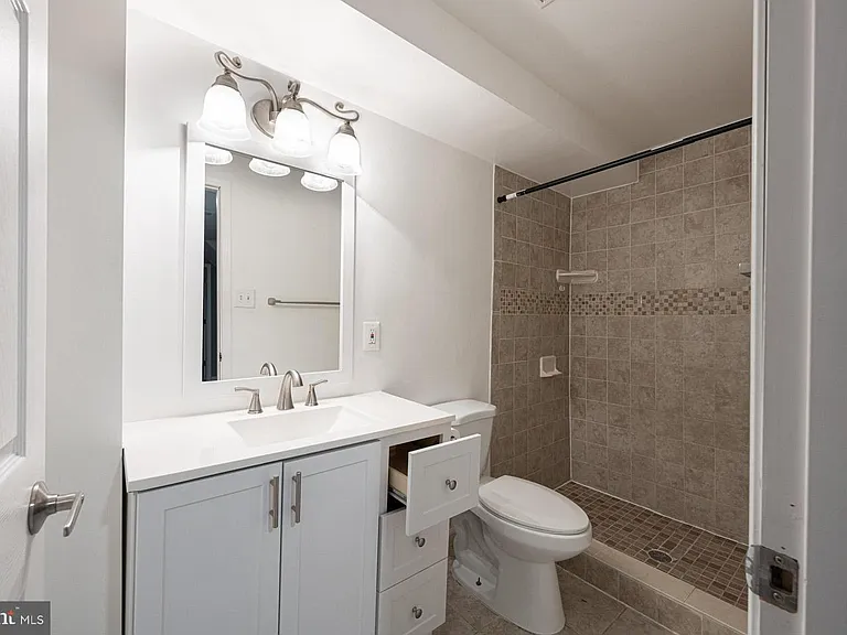 14263 Heritage Crossing Ln — Photo 32