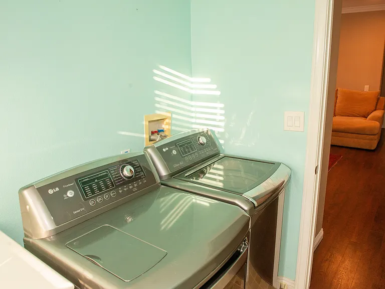 Sunshine Ave — Photo 24