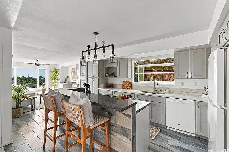 2 bed, 1.0 bath, 800 sqft, $3,700 — Photo 3