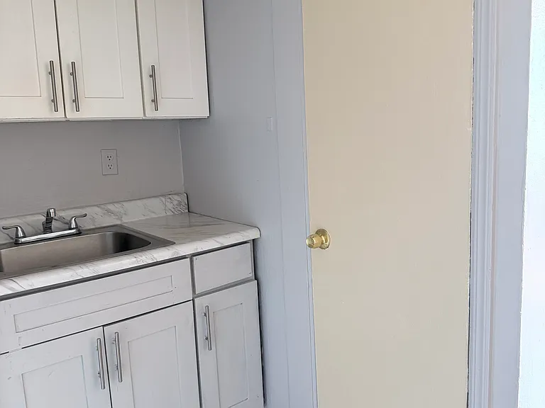 716 Sanford Ave #A — Photo 6
